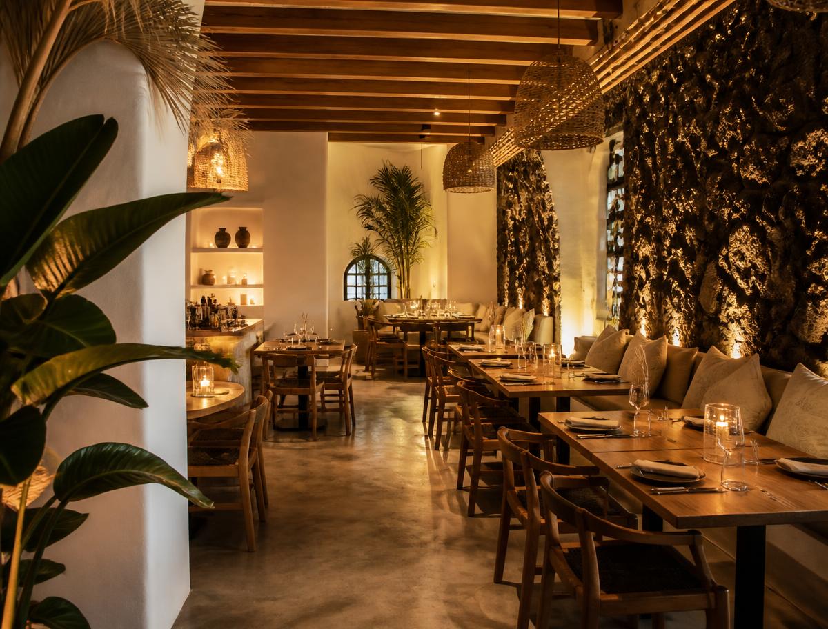 Interior cálido del restaurante Casa Airam con madera y piedra volcánica